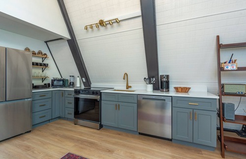 Marshall Cabin | Secluded Modern AFrame, Direct Mountain Views, Lush Forest & Creek, Checkin 12pm
