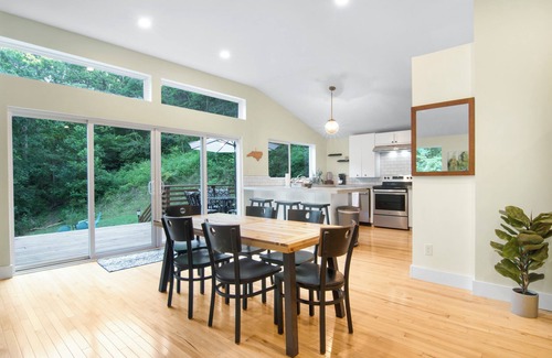 Marshall Cabin | Secluded modern cabin, short walk to town, river & brewery. <25 min to Asheville