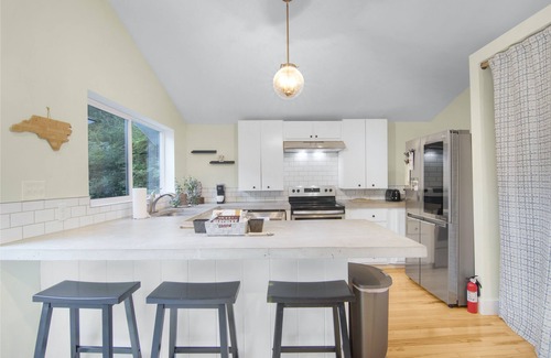 Marshall Cabin | Secluded modern cabin, short walk to town, river & brewery. <25 min to Asheville