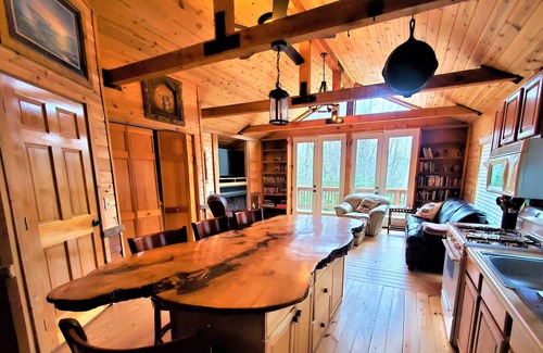 Spruce Pine House | Secluded mountain cabin w. amazing views on 12 acres 3 miles to Blue Ridge Pkwy!