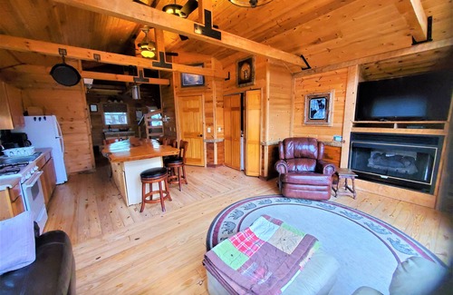 Spruce Pine House | Secluded mountain cabin w. amazing views on 12 acres 3 miles to Blue Ridge Pkwy!