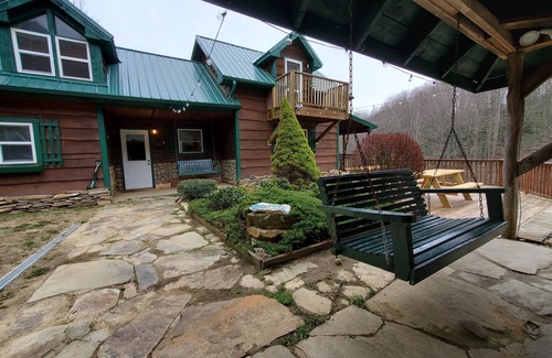 Spruce Pine House | Secluded mountain cabin w. amazing views on 12 acres 3 miles to Blue Ridge Pkwy!