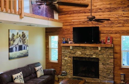 Wiley Cabin | Secluded Mountain Cabin- 10 minutes from great shopping and dining!