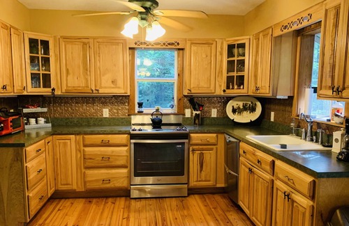 Wiley Cabin | Secluded Mountain Cabin- 10 minutes from great shopping and dining!