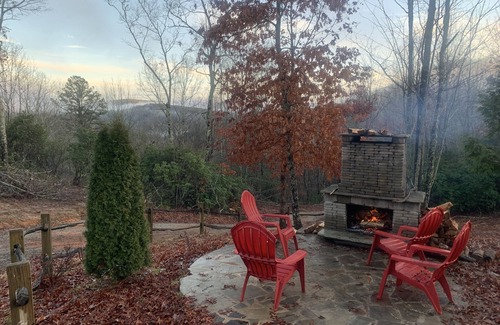 Brevard Cottage | SECLUDED MOUNTAIN GETAWAY WITH MOUNTAIN VIEWS/PRIVATE LAKE ACCESS/PET OK/WIFI