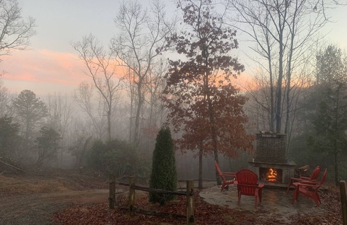 Brevard Cottage | SECLUDED MOUNTAIN GETAWAY WITH MOUNTAIN VIEWS/PRIVATE LAKE ACCESS/PET OK/WIFI