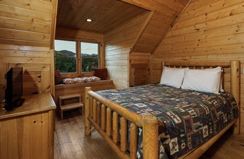 Fontana Dam Cabin | Secluded Mountain Lodge with private dock on a picturesque lake