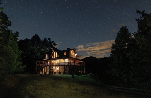 Fontana Dam Cabin | Secluded Mountain Lodge with private dock on a picturesque lake