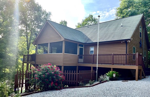 Flat Hollow Marina House | Secluded No Wake Cove - Private Covered Dock - Screened Porch - Kayaks - Netflix