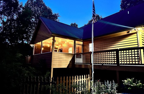 Flat Hollow Marina House | Secluded No Wake Cove - Private Covered Dock - Screened Porch - Kayaks - Netflix