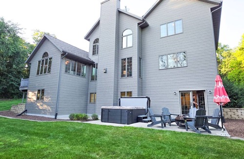 Poynette House | Secluded Oasis-Sauna+Hot Tub
