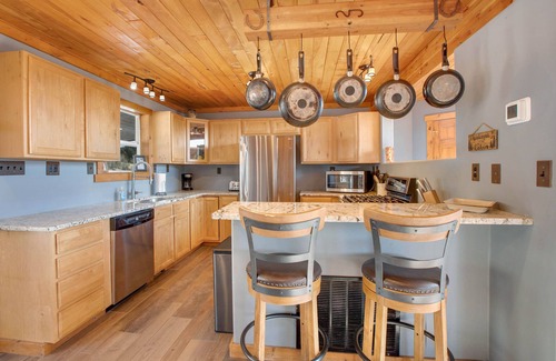 Florissant Cabin | 💥Secluded Private Home w/MountainViews🌄 HotTub, PoolTable, GamesGalore &DISH!