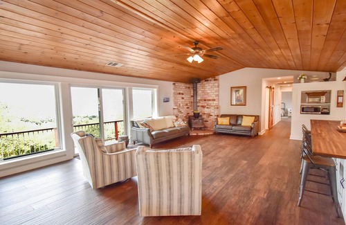 Columbia House | Secluded Remodeled Home on 5 Acres Near Columbia State Park