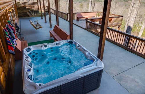 Hemp Cabin | SECLUDED RETREAT-STUNNING MTN VIEWS-MASTER ON MAIN-POOL TABLE-ARCADE-FIRE PIT