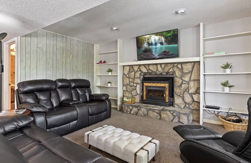 Linn Creek House | Secluded Rustic 6BR Lake House | Boat Slips