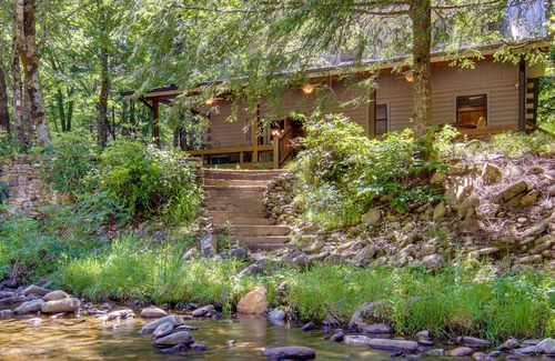 Burnsville Cottage | Secluded & Rustic Cabin on South Toe River!