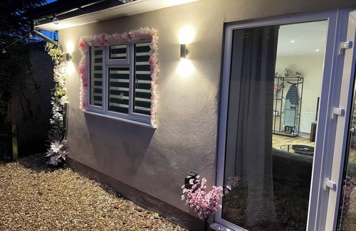 Ferndown Apartment | Secluded secret garden Adults only