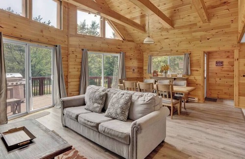 White Haven Cabin | Secluded Stream Front Log Cabin | HotTub | FirePit
