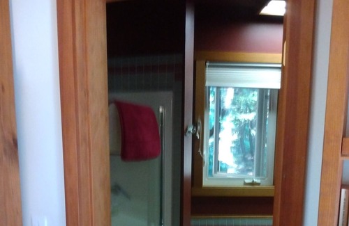 Kingston Apartment | Secluded Studio-10 minutes from Kingston ferry dock