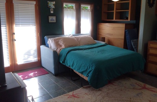 Kingston Apartment | Secluded Studio-10 minutes from Kingston ferry dock