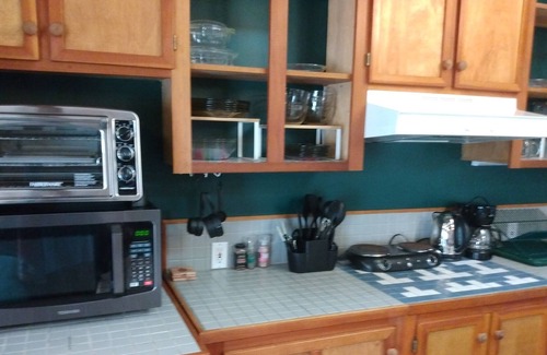 Kingston Apartment | Secluded Studio-10 minutes from Kingston ferry dock
