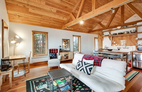 Eastsound Cabin | Secluded & stylish eco love nest right in town - perfect for work & play