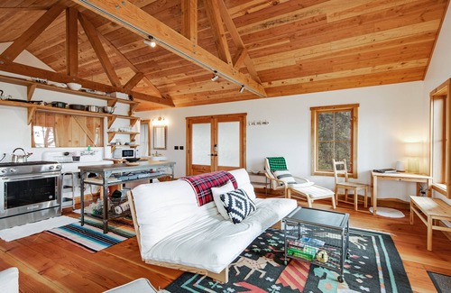 Eastsound Cabin | Secluded & stylish eco love nest right in town - perfect for work & play