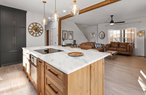 Dahlonega House | Secluded, stylish river home w/fishing pond!