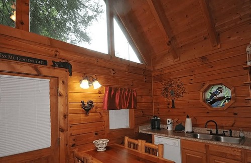 Gatlinburg - Pigeon Forge Apartment | Secluded Sweetheart Escape