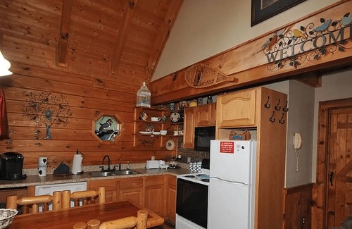 Gatlinburg - Pigeon Forge Apartment | Secluded Sweetheart Escape