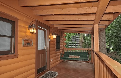 Gatlinburg - Pigeon Forge Apartment | Secluded Sweetheart Escape