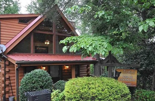 Gatlinburg - Pigeon Forge Apartment | Secluded Sweetheart Escape