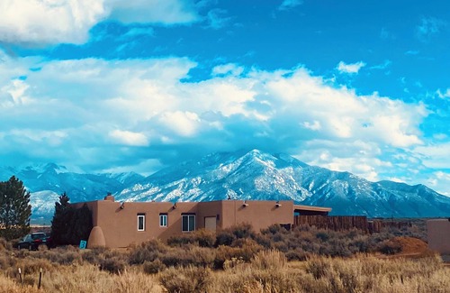 Taos House | Secluded Taos Sanctuary – Stunning Views, Hot Tub & Fireplace