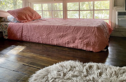 Old Town Cabin | Secluded Treehouse Cabin Retreat near the Suwannee River and freshwater springs!
