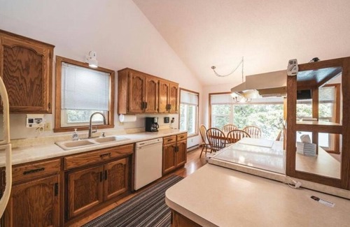 Vergas House | Secluded vacation retreat w/5 bedrooms & Beautiful outdoor space on Loon Lake