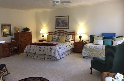 Sapphire Villa | Secluded Villa, 3 Minute Walk to Gorgeous Lake, Bald Rock & Walking Trails