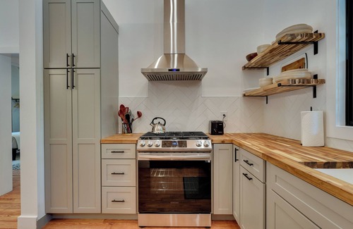 North Pole Cabin | Secluded Wilmington Cabin: Fire Pit & Grill