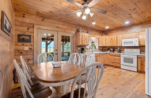 Hendersonville Cabin | Secluded Wood Cabin-Amazing Mtn Views, Hot Tub, WiFi