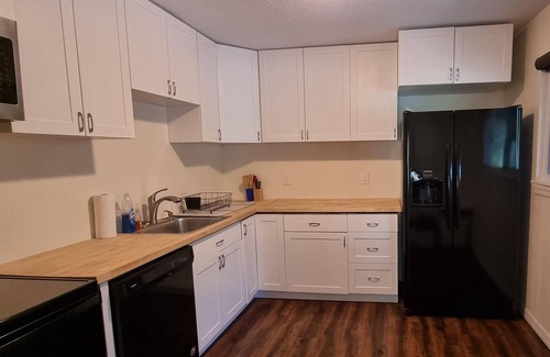 Bayou Oaks Apartment | Second Floor 4B 4B Apartment with Disney, Netflix, Hulu, & ESPN