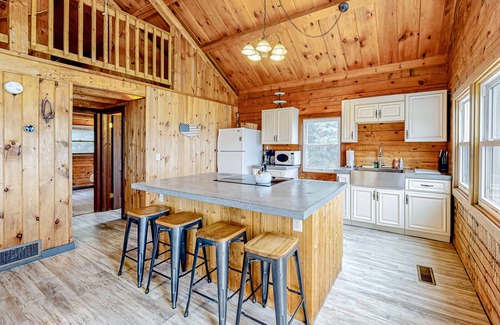 Montgomery Center Condo | Second floor, dog-friendly condo with modern decor and lovely views