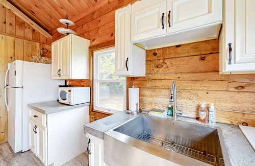 Montgomery Center Condo | Second floor, dog-friendly condo with modern decor and lovely views