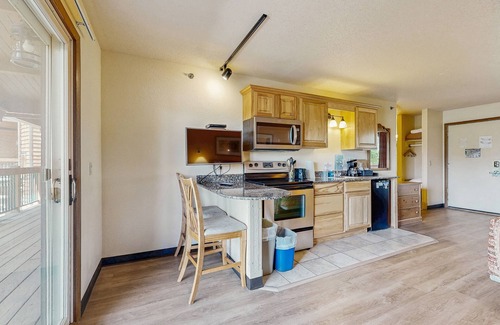 Wisconsin Dells Condo | Second-floor hotel-style condo with fast WiFi, central AC, & kitchenette