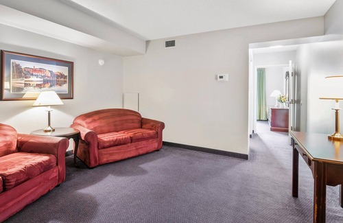 North East House | Second Floor Standard Suite Bay View