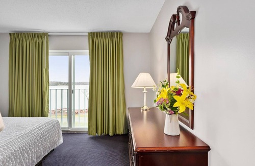 North East House | Second Floor Standard Suite Bay View