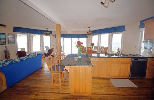 Isla de Utila House | Second Wind - Ocean Front - 1 bedroom with WOW Factor!