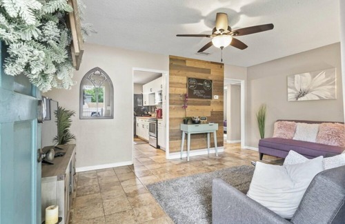Riverside House | Seconds away from the fun in Historic Riverside!