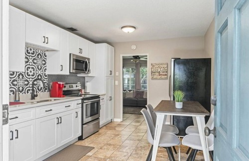 Riverside House | Seconds away from the fun in Historic Riverside!