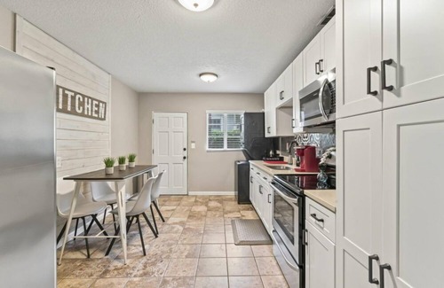 Riverside House | Seconds away from the fun in Historic Riverside!