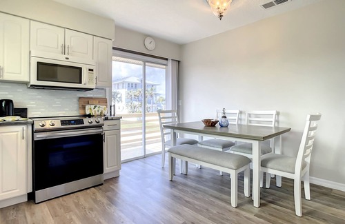 Bethune Beach House | Seconds to Beach & River/Manatee Manor/Watch the dolphins & manatees play! 6693E