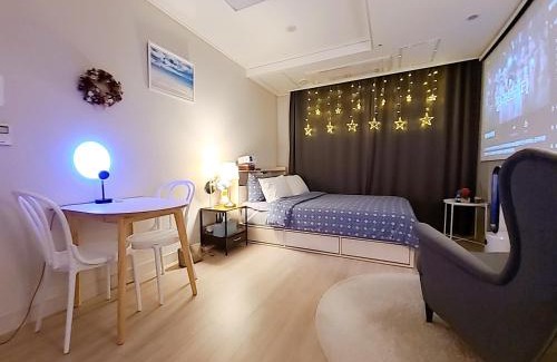 Hanam Apartment | Secret - 고층호수공원뷰,나만의영화관,미사역2분,120인치스크린,넷플,디즈니플러스,장기숙박추천